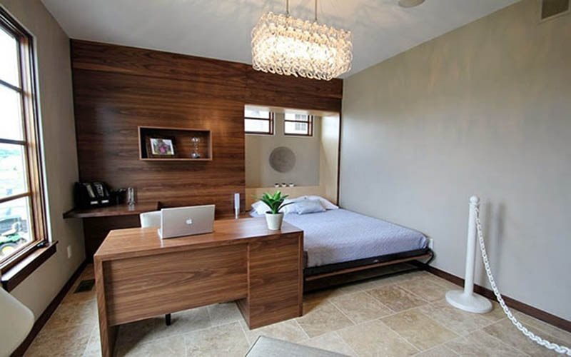 Alt: Bàn làm việc đặt cạnh cửa sổ giúp tận dụng ánh sáng tự nhiên và tạo cảm hứng làm việc.