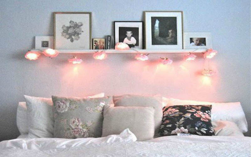 Alt: Lưới ảnh handmade là một ý tưởng trang trí phòng ngủ đơn giản mà độc đáo.