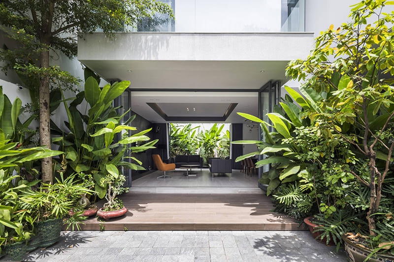 alt text: Hình ảnh một căn nhà phố không gian mở với thiết kế hiện đại, sử dụng nhiều kính để đón ánh sáng tự nhiên.