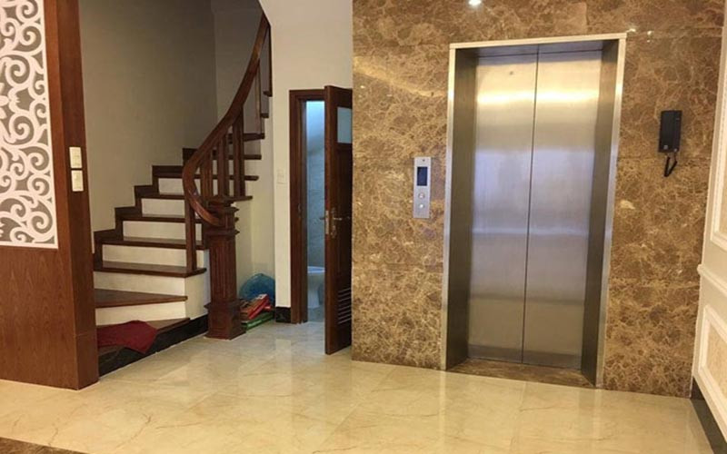 alt text: Mặt bằng tầng 1 nhà ống 5 tầng có thang máy