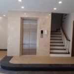 alt text: Mẫu thiết kế nhà ống có thang máy hiện đại
