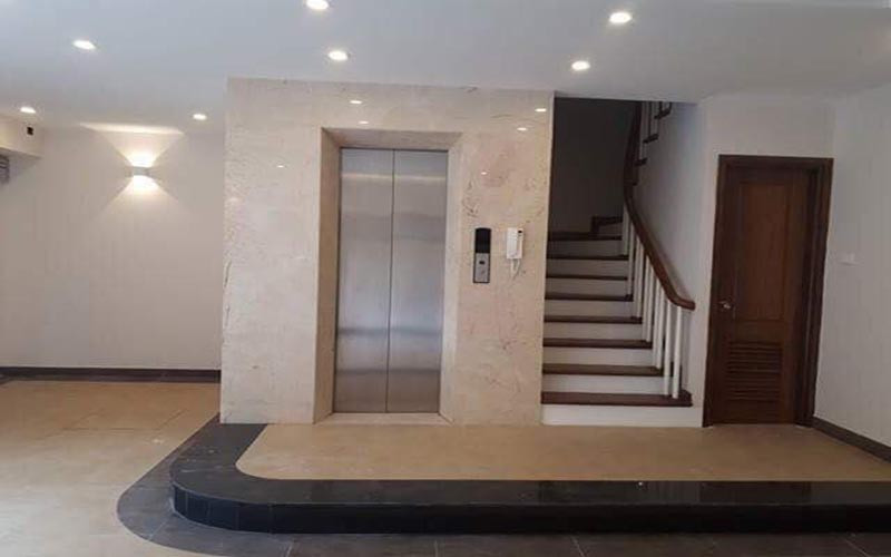 alt text: Mẫu thiết kế nhà ống có thang máy hiện đại