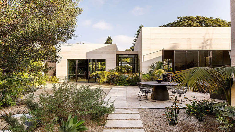 alt text: Một góc nhìn khác của căn nhà phố không gian mở, thể hiện sự kết hợp giữa phòng khách và phòng ăn.