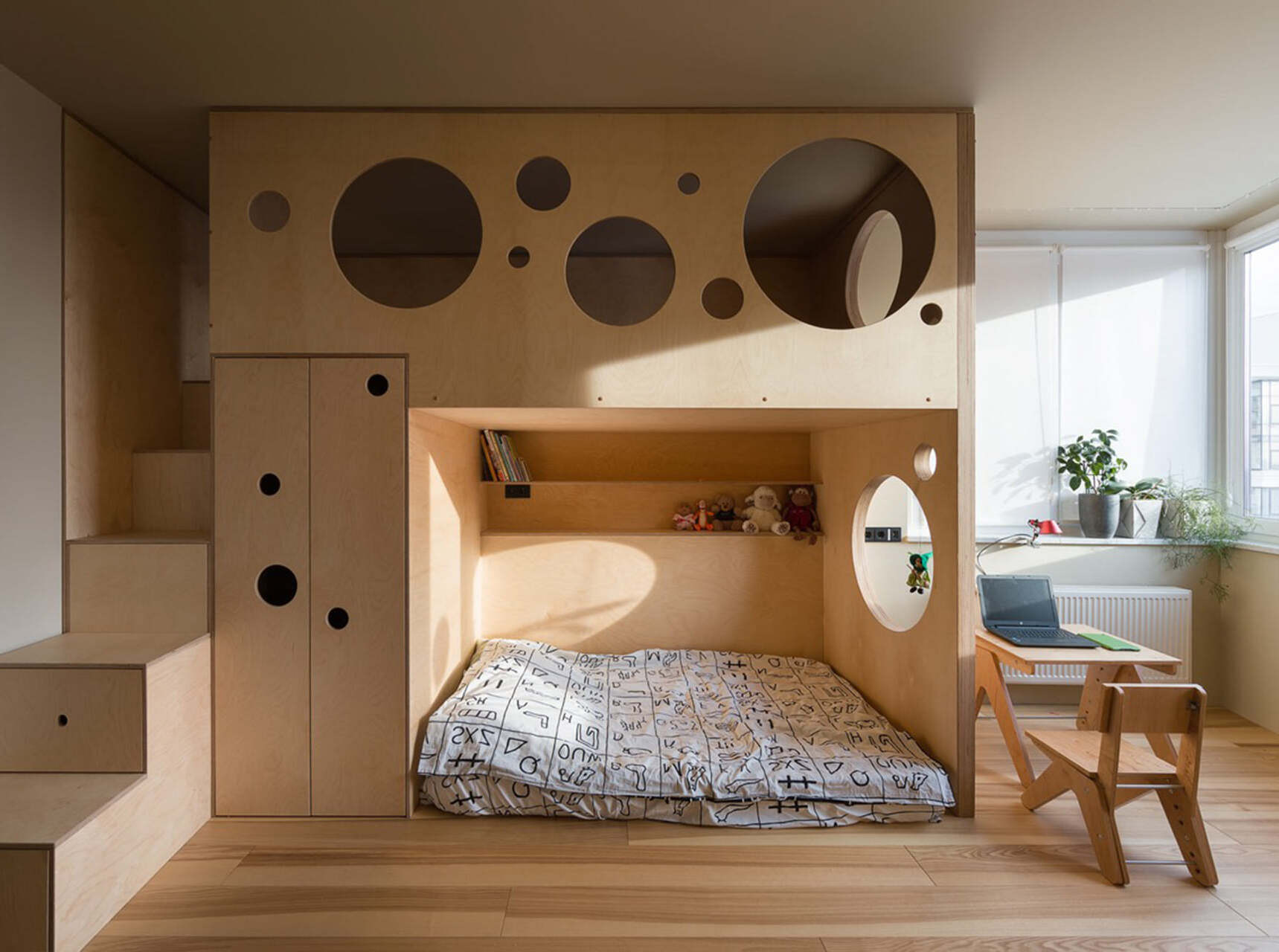 alt text: Nội thất phòng trẻ em với ánh sáng tự nhiên chan hòa