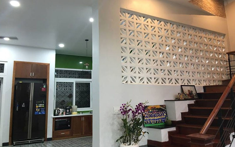 alt text: Sử dụng gạch bông gió cho vách ngăn để thông gió