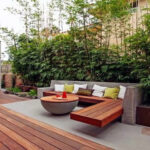alt text: Ý tưởng thiết kế sân vườn trên sân thượng với cây xanh và khu vực thư giãn