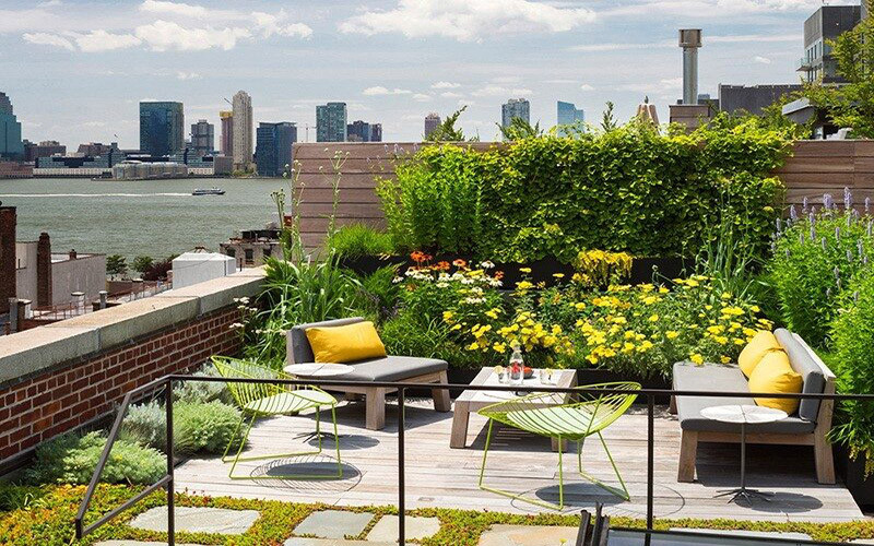 alt: Thiết kế sân vườn ban công tràn ngập ánh nắng