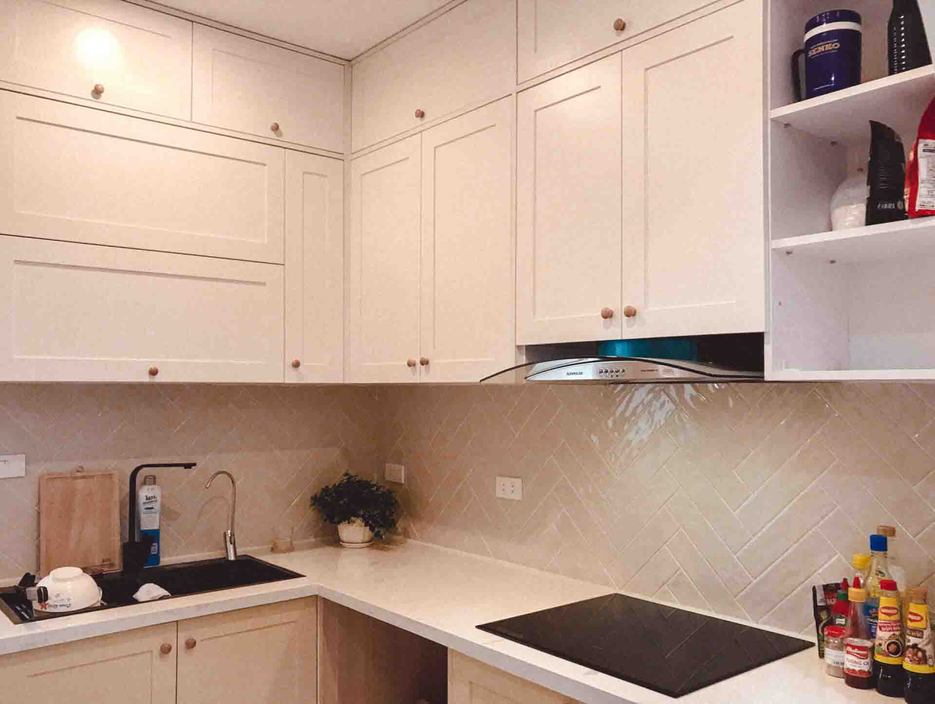 Bếp nhỏ gọn, sắp xếp hợp lý