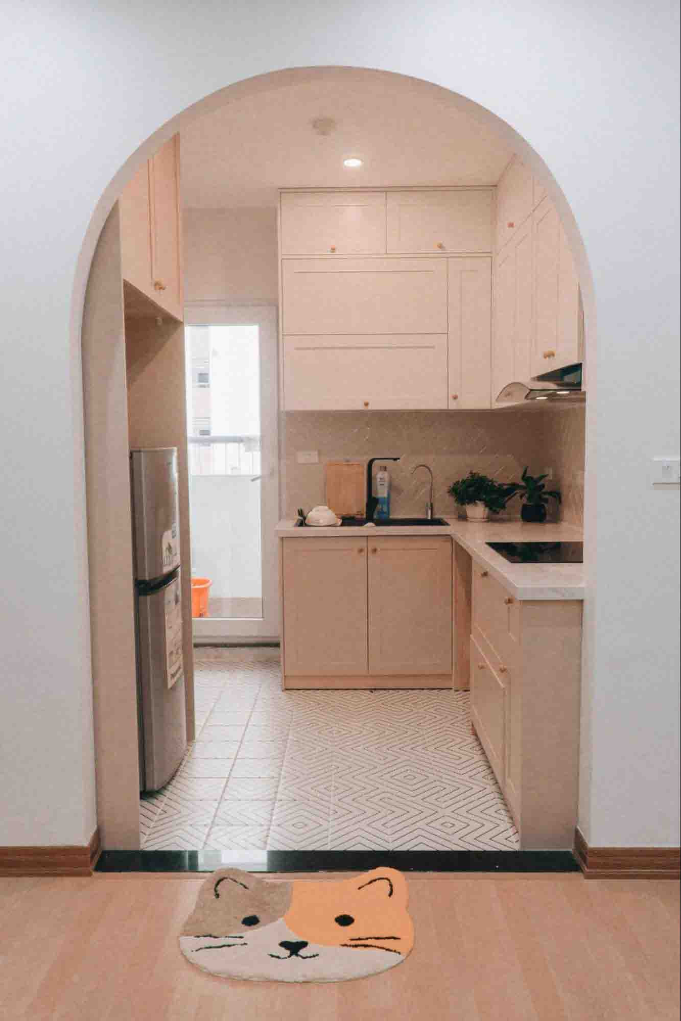 Bếp với cửa vòm mềm mại, uyển chuyển