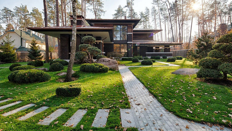 Cảnh quan sân vườn biệt thự với thảm cỏ xanh mướt