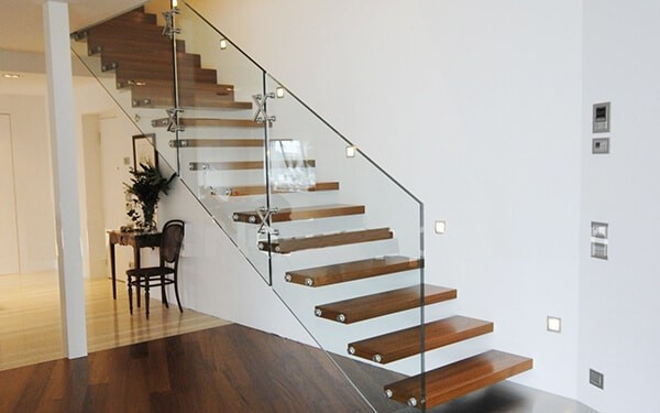Cầu thang bay lan can kính