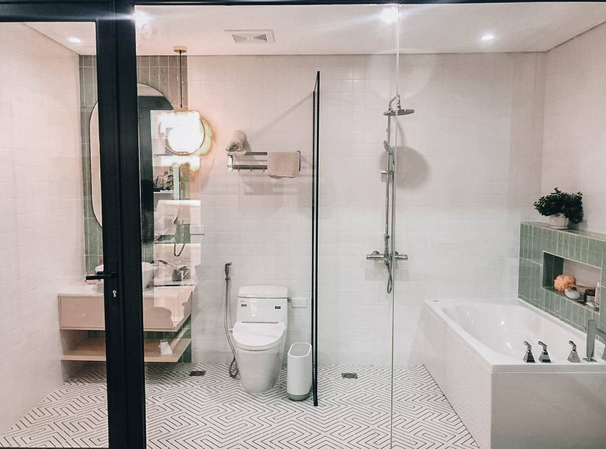 Phòng tắm rộng rãi, hiện đại