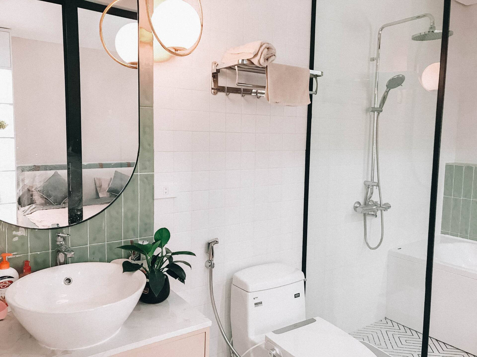 Phòng tắm trắng tinh khiết, sạch sẽ