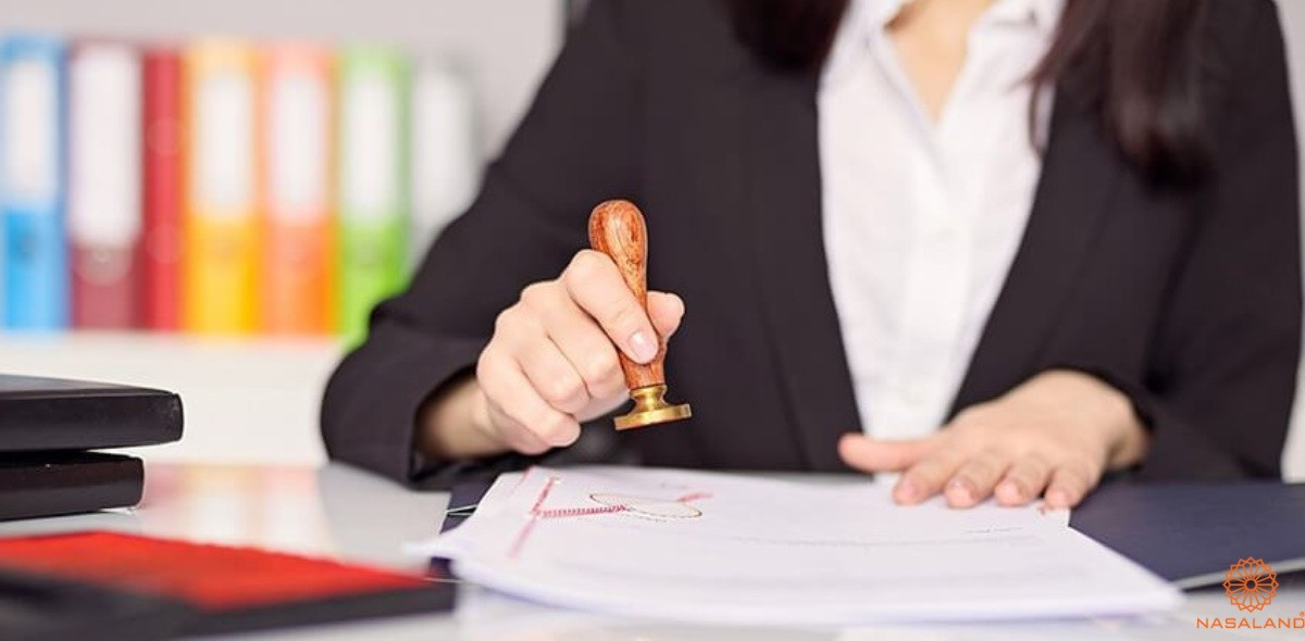 Khi thực hiện yêu cầu công chứng hiện tại không cần phải xuất trình sổ hộ khẩu