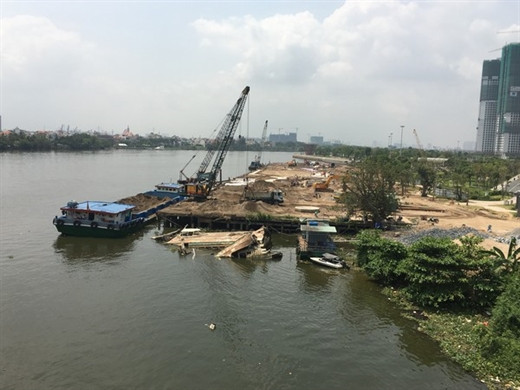 Khối lượng cát khổng lồ được chở đến dự án Vinhomes Central Park